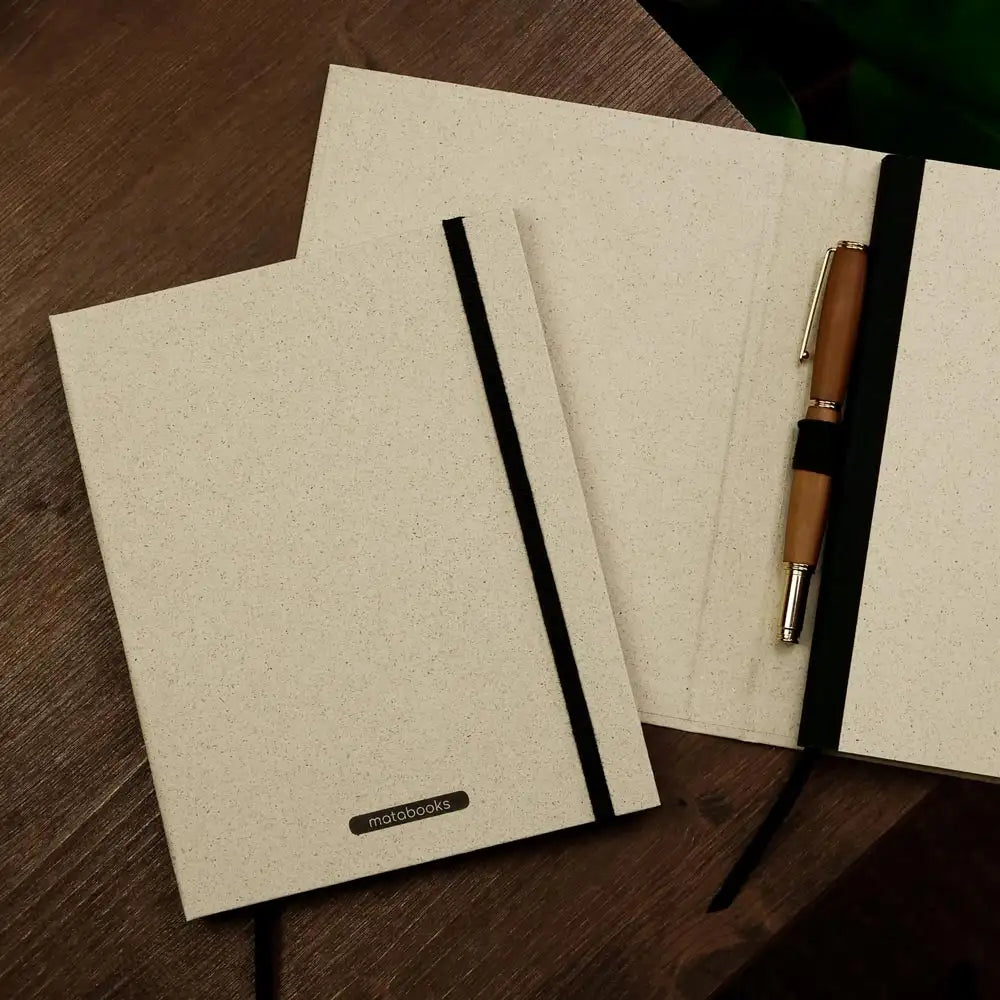 Vegan produziertes Notizbuch, Skizzenbuch, Tagebuch, Achtsamkeitstagebuch, Reisetagebuch, Dankbarkeitstagebuch, Bullet Journal, Planer, Terminplaner, Uni-Planer, Kalender, Wochenplaner, Rezeptbuch, Schreibheft oder Schreibblock A5 Swiss Brochure aus Graspapier von matabooks