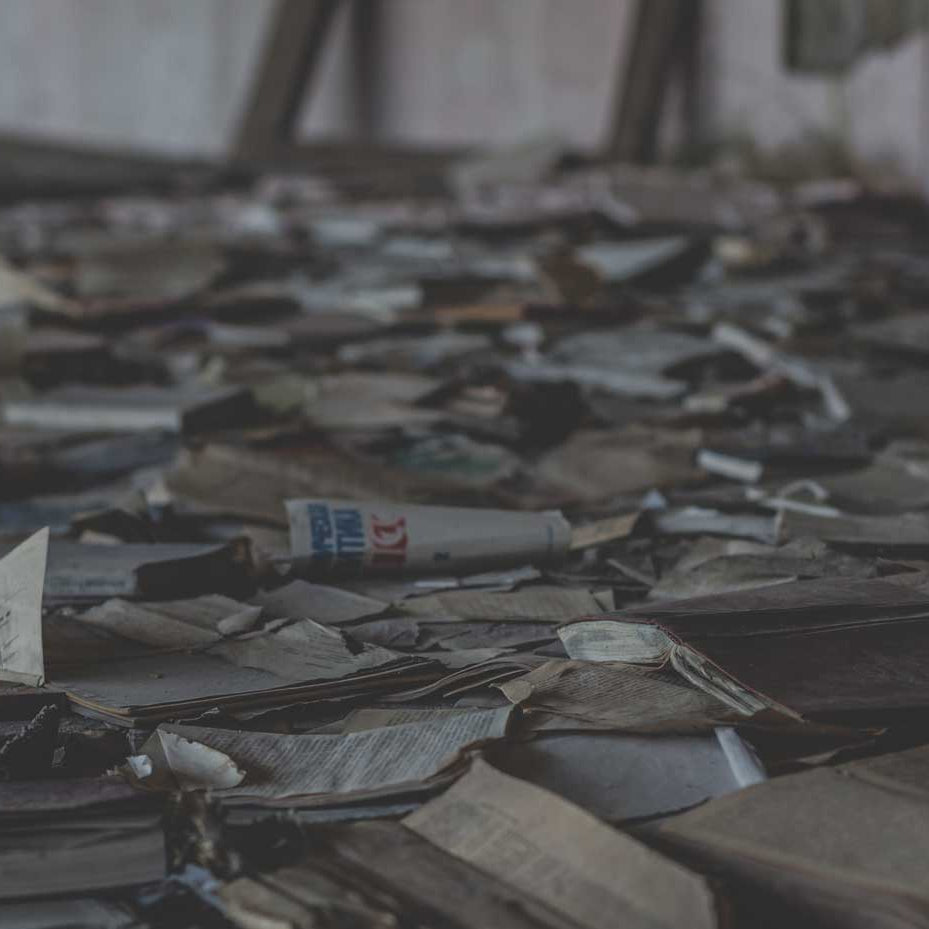 Alte, kaputte Bücher liegen auf dem Boden