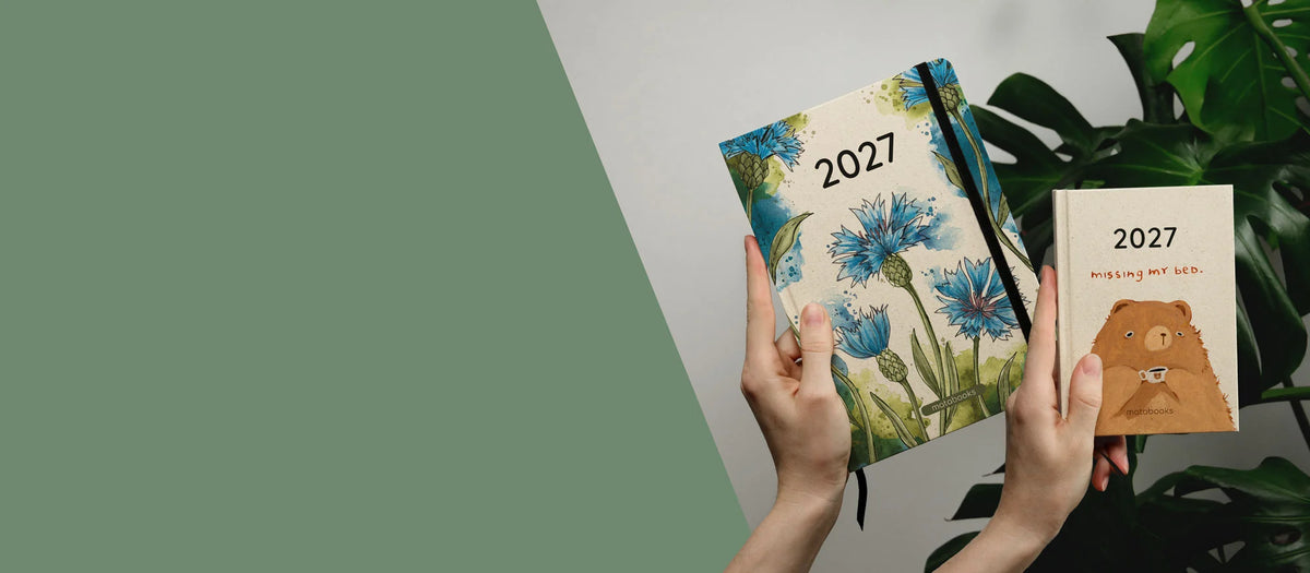 Vegan produzierter Jahresplaner, Jahreskalender, Kalender, Familienkalender, Notizbuch, Tagebuch, Terminplaner, Achtsamkeitstagebuch, Bullet Journal, Reisetagebuch, Dankbarkeitstagebuch, Hausaufgabenheft, Uni-Planer, Taschenkalender, Buchkalender, Business-Planer, Wochenplaner A5 und A6 aus Graspapier von matabooks