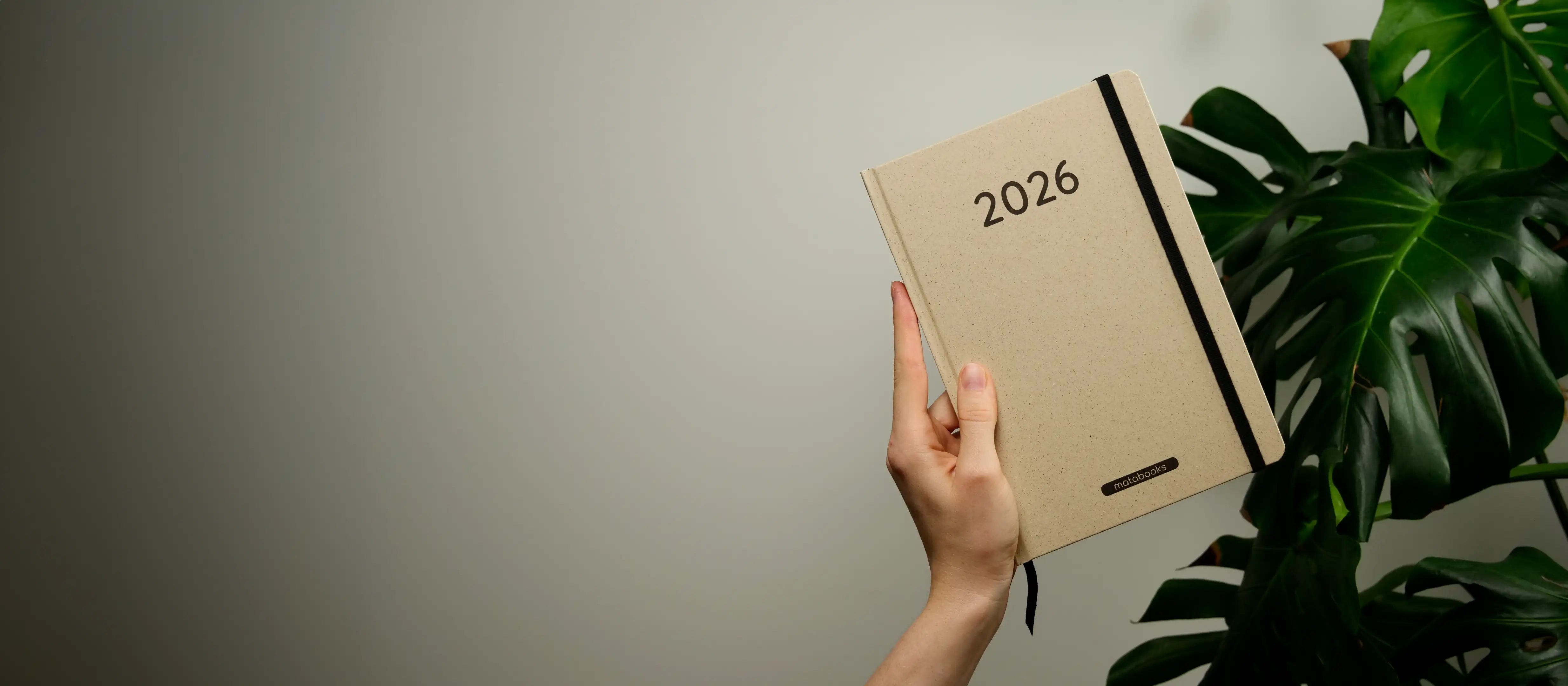 Vegan produzierter Jahresplaner, Jahreskalender, Kalender, Familienkalender, Notizbuch, Tagebuch, Terminplaner, Achtsamkeitstagebuch, Bullet Journal, Reisetagebuch, Dankbarkeitstagebuch, Hausaufgabenheft, Uni-Planer, Taschenkalender, Buchkalender, Business-Planer, Wochenplaner A5 aus Graspapier und Süßgraspapier von matabooks