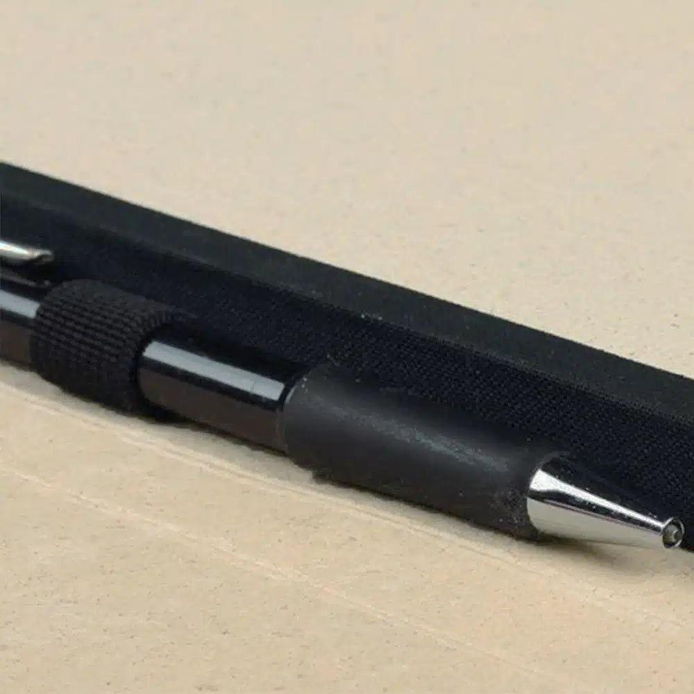 Nahaufnahme Stift in Stiftschlaufe mit Notizblock aus Graspapier