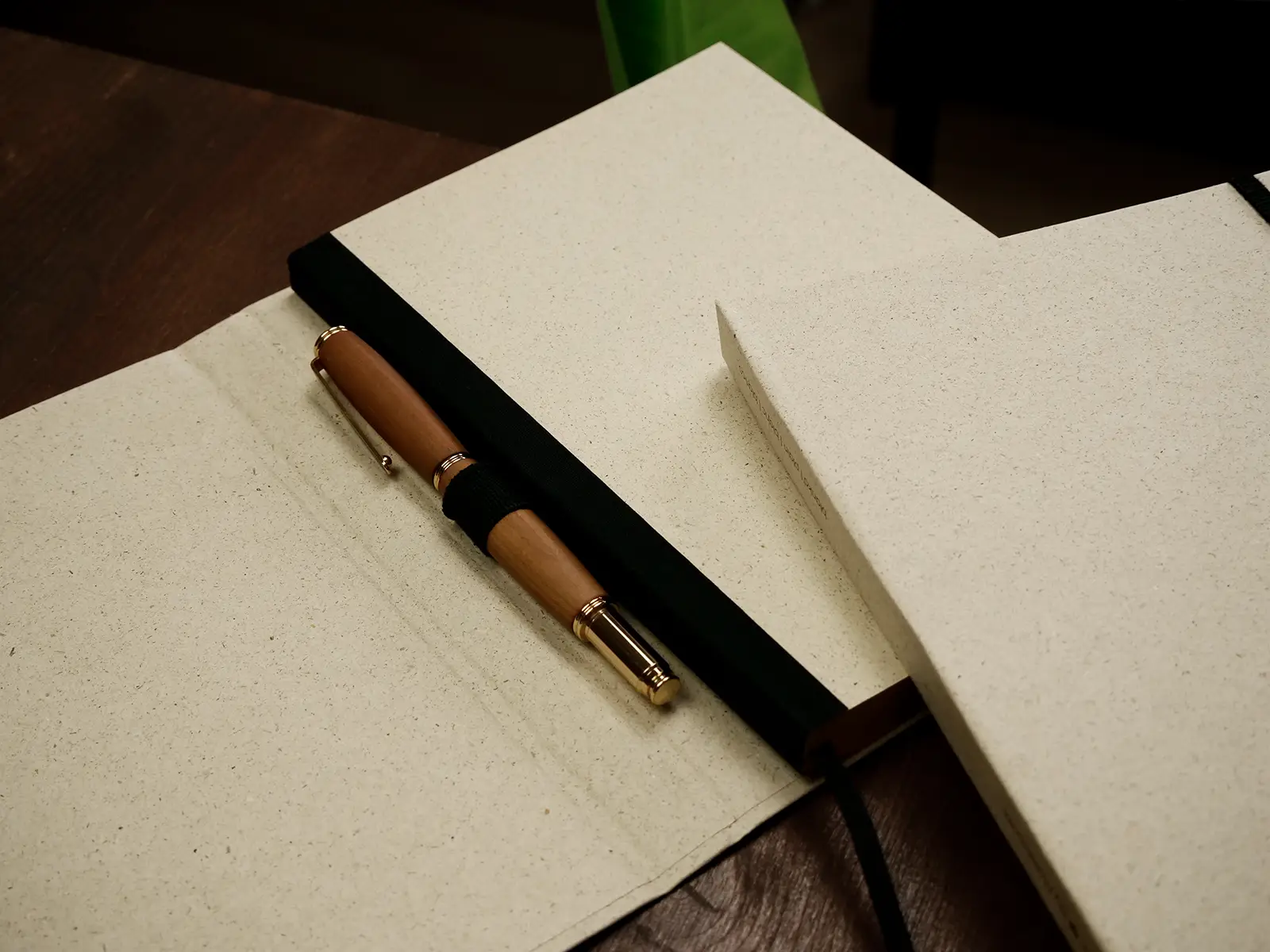 Vegan produziertes Notizbuch, Skizzenbuch, Tagebuch, Achtsamkeitstagebuch, Reisetagebuch, Dankbarkeitstagebuch, Bullet Journal, Planer, Terminplaner, Uni-Planer, Kalender, Wochenplaner, Rezeptbuch, Schreibheft oder Schreibblock A5 Swiss Brochure aus Graspapier von matabooks