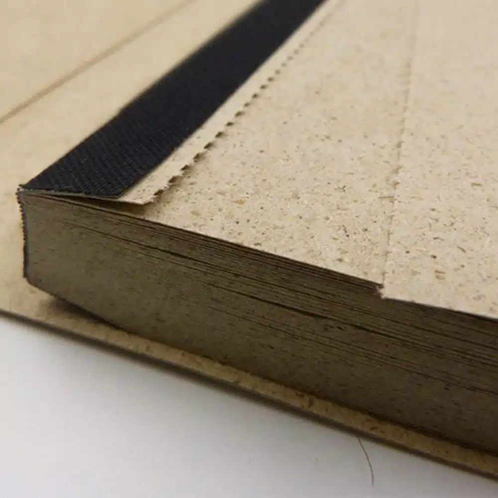 Buchblock mit perforierten Seiten aus Graspapier